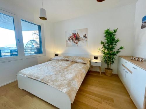מיטה או מיטות בחדר ב-Riverfront Apartment with Balcony and AC
