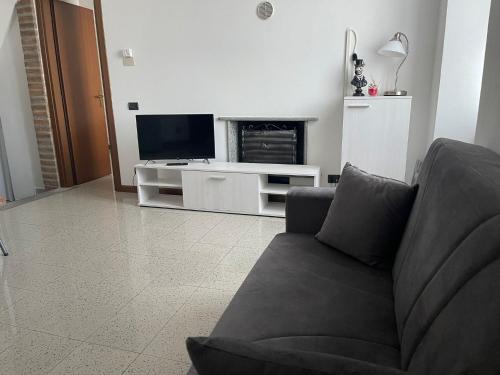 sala de estar con sofá y TV de pantalla plana en Da Laura, en Brunate