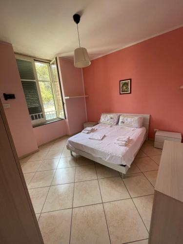 una camera con un letto su una parete rossa di House Vacations Center a Castellammare di Stabia