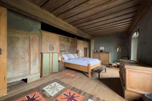 a bedroom with a bed and a wooden ceiling at Ansitz Zinnenberg in Appiano sulla Strada del Vino