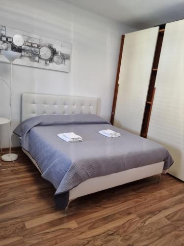 Appartamento Valentinis 74 في مونفالكوني: غرفة نوم عليها سرير وفوط