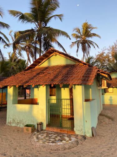 貝瑙利姆的住宿－卡斯特由椰樹小屋，一座棕榈树的小房子