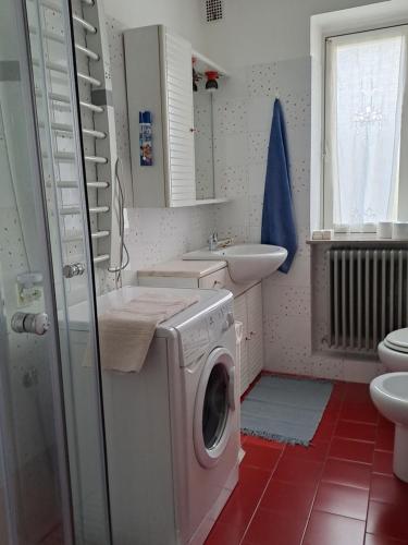 uma casa de banho com uma máquina de lavar roupa e um lavatório em Dal Nonno, casa vacanze em Trieste