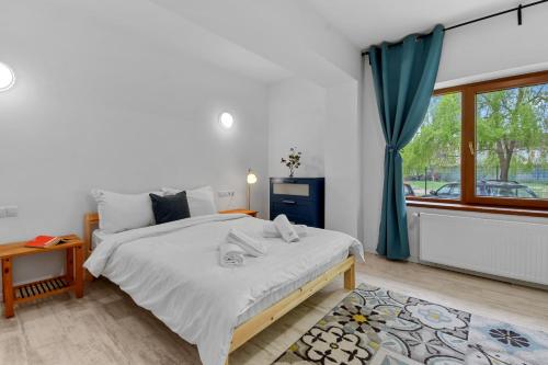 um quarto com uma cama grande e uma janela em homestay em Otopeni