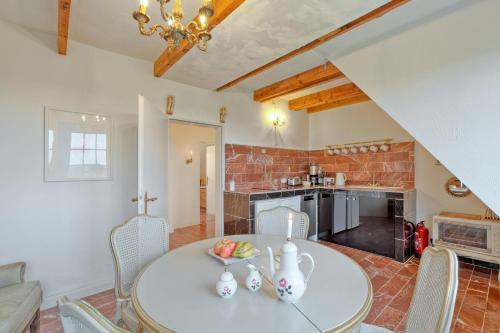 a kitchen and dining room with a table and chairs at Nordpalais vor Sylt in Emmelsbüll-Horsbüll