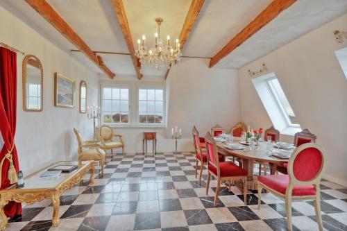 a dining room with a table and chairs at Nordpalais vor Sylt in Emmelsbüll-Horsbüll