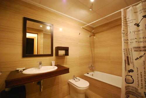 Un baño con lavabo, inodoro y bañera. en Apartment De Jardines, en Denia