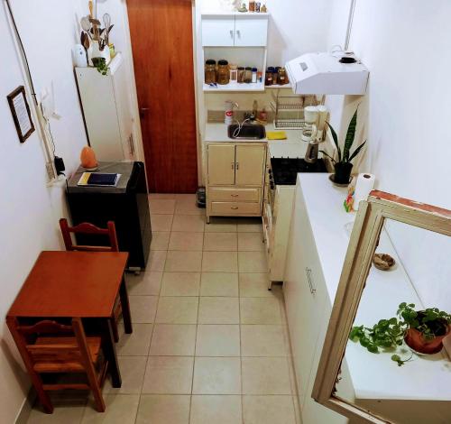 una pequeña cocina con mesa y encimera en Mi casa, Su casa en Salta