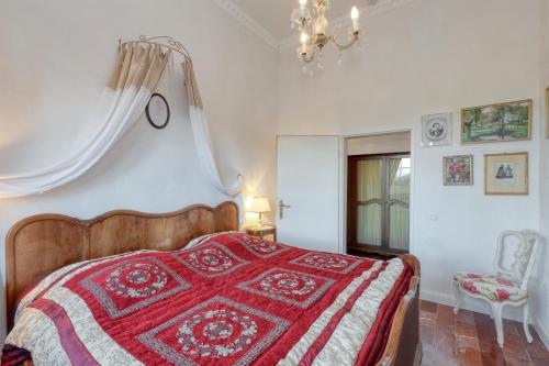 a bedroom with a bed with a red and white quilt at Nordpalais vor Sylt in Emmelsbüll-Horsbüll