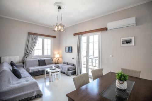 een woonkamer met een bank en een tafel bij Matina's apartment in Póros