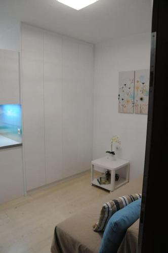 ルートラキにあるALBATROSの白い部屋(ソファ、テーブル付)