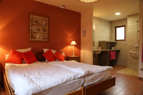 Un pat sau paturi într-o cameră la Le Mas du Colombier