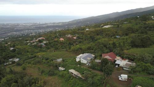una vista aérea de una casa en una colina en Loca Sun Résidence, en Le Guillaume