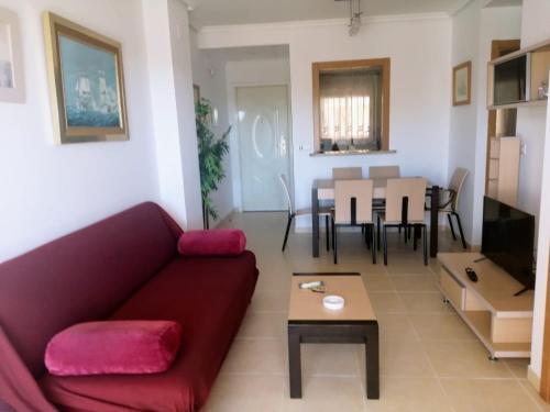 - un salon avec un canapé rouge et une table dans l'établissement Marina D'Or Aguamarina, à Oropesa del Mar