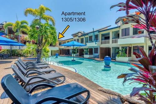 Bazén v ubytování Magnificent 2 bed unit in heart of Port Douglas nebo v jeho okolí