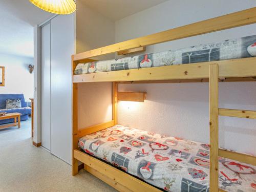 a bedroom with two bunk beds in a room at Appartement La Clusaz, 2 pièces, 4 personnes - FR-1-437-78 in La Clusaz