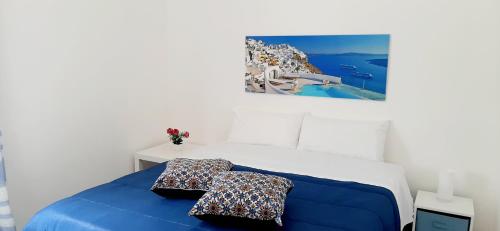 1 dormitorio con 1 cama con 2 almohadas en Marea Ultimo Minuto ! Home sul Golfo di Castellammare, en Alcamo Marina
