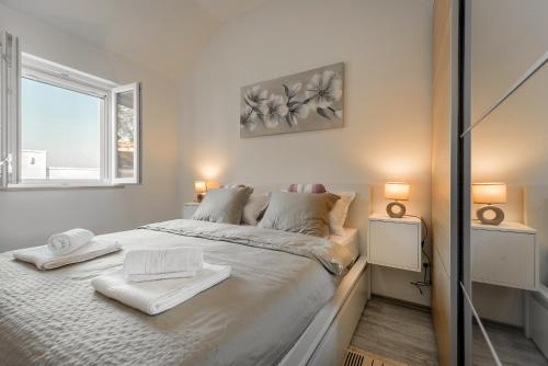 een slaapkamer met een groot bed met twee handdoeken erop bij Villa Škrika in Škrip