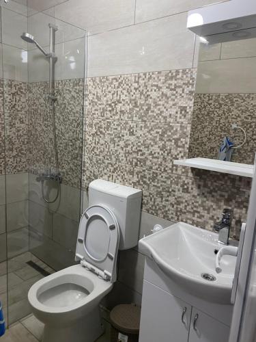 Ένα μπάνιο στο Apartments Gusar