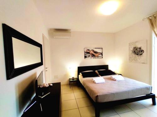 1 dormitorio con 1 cama con 2 toallas en VistaMare Bluemar - The Art of the Sea - 105mq en Cattolica