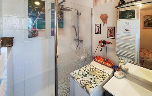 y baño con ducha y banco. en 1 Bedroom Gorgeous Home In Capestang, en Capestang