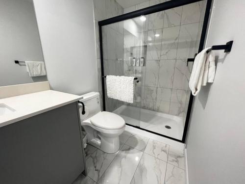 尼斯库Gorgeous 6BR New Home for Families的带淋浴和卫生间的白色浴室