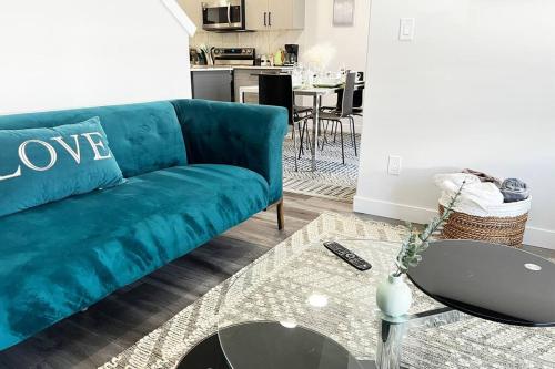 尼斯库Gorgeous 6BR New Home for Families的客厅里有一张蓝色的沙发和一张桌子