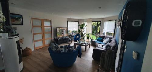 ein Wohnzimmer mit zwei Sofas und einem Tisch in der Unterkunft Les chambres de Fontenon in Saint-Avé