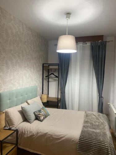 a bedroom with a bed with a blue headboard at Apartamento casco histórico in Zamora