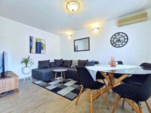 sala de estar con sofá azul y mesa en Apartments Doris, en Split