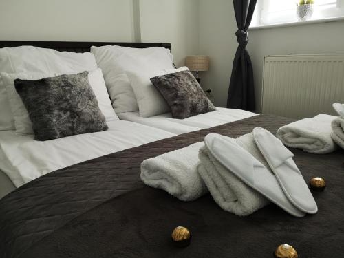 een slaapkamer met 2 bedden met handdoeken en kussens bij DOMAGAŁA Domek z kominkiem in Łagów