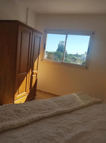 a bedroom with a bed and a window at Departamento Mexico in Cedro