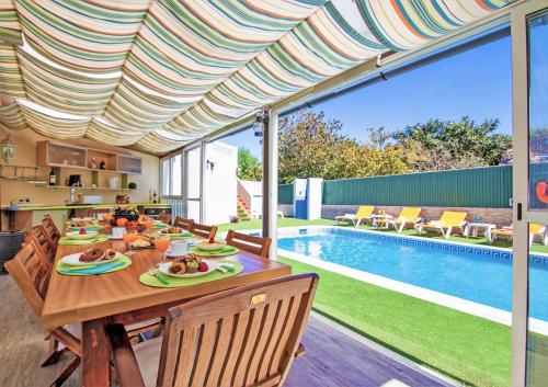 Bazén v ubytování Villa Dominica by Algarve Vacation nebo v jeho okolí