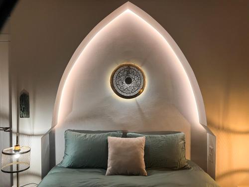 a room with a bed with a wall with an arch at Tarifa Cozy House, Casa Blanca in Tarifa