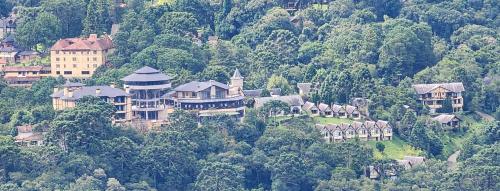 a group of houses on top of a mountain at Mirante da Colyna Hotel & SPA in Monte Verde