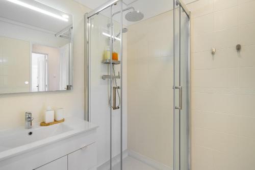 W łazience znajduje się prysznic ze szklanymi drzwiami. w obiekcie WHome Peaceful River Views in Algés perfect for Families w mieście Algés