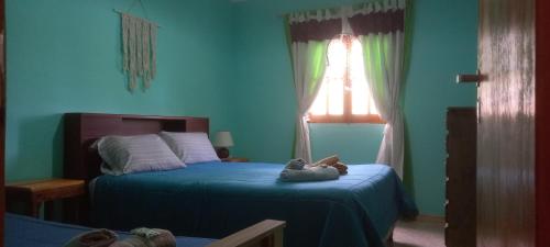 um quarto com 2 camas individuais e uma janela em Aires del Montura em Uspallata