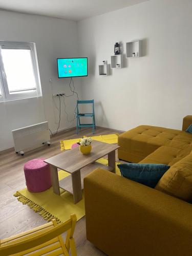 ein Wohnzimmer mit einem Sofa und einem Tisch in der Unterkunft Dedina kuća in Gornji Milanovac