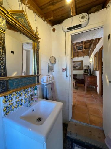 y baño con lavabo y espejo. en Casa Fidelina I Miraflores de la Sierra, en Madrid