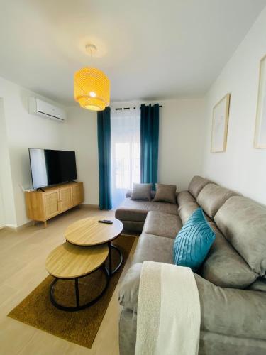 una sala de estar con un sofá y una mesa en Arunda Home, en Ronda