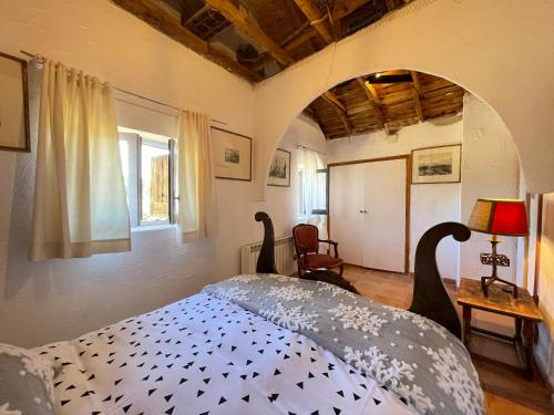 1 dormitorio con 1 cama y 1 habitación con ventana en Casa Fidelina I Miraflores de la Sierra, en Madrid
