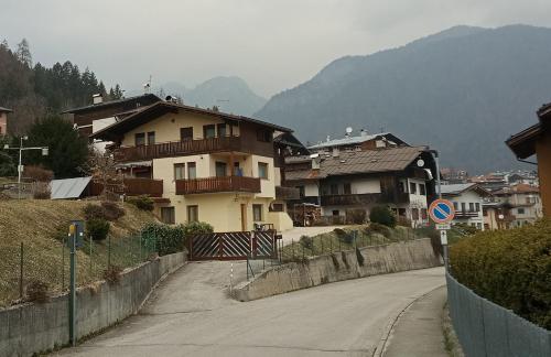 una calle en una ciudad con casas y una montaña en A due passi dalla ciclabile, en Calalzo