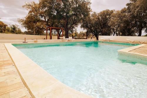 una gran piscina de agua azul en Casa Portus - Turismo Rural, en Faro