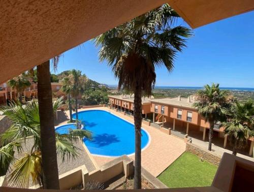 een uitzicht vanaf het balkon van een resort met een zwembad bij LA SELLA Jacaranda 31 bloque 13 in Pedreguer
