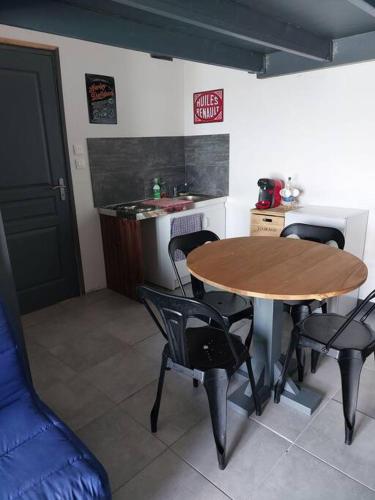 - une table et des chaises dans une pièce avec cuisine dans l'établissement Studio 4 personnes, à Montagne
