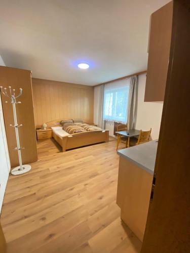 Habitación con cama en el medio de una habitación en Haus Bergfriede, Apartment Christian en Obsteig