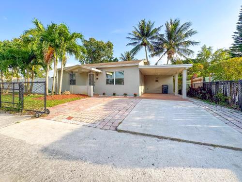 King Bed suite w/ Private Backyard + Office Space – Photos 2