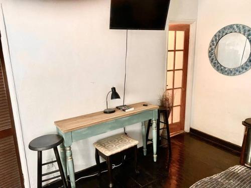 een kamer met een bureau met een lamp en krukken bij Wynwood Moments 3mins in Miami