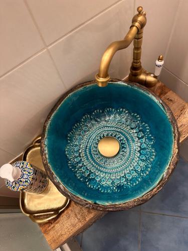 a blue sink with a gold faucet in a bathroom at Vienna Citycenter+Terrace+Parking in Vienna