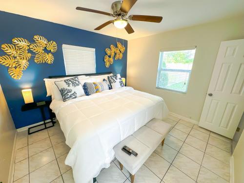 King Bed suite w/ Private Backyard + Office Space – Photos 3